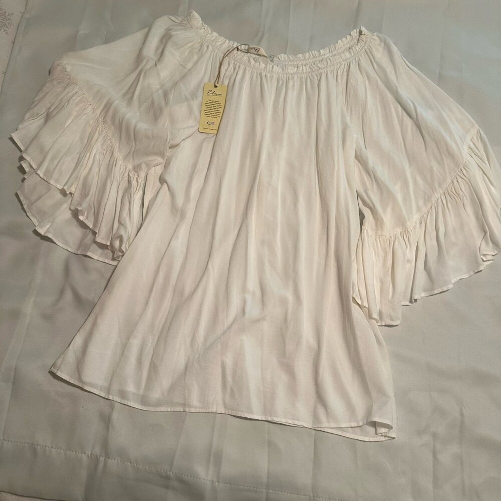 Elan White O/S Boho Off The Shoulders Shirt. Long Flowy Sleeves
